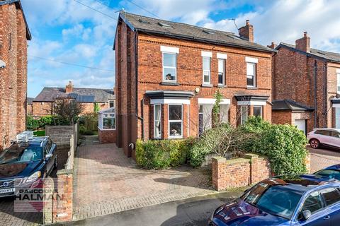 4 bed property, in Baxter Road, £725,000