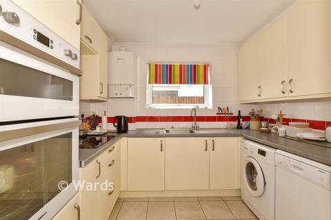 2 bed property, in Miles Way, £190,000
