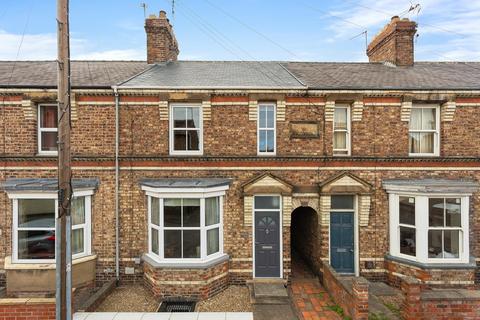 2 bed property, in Vine Street, £220,000