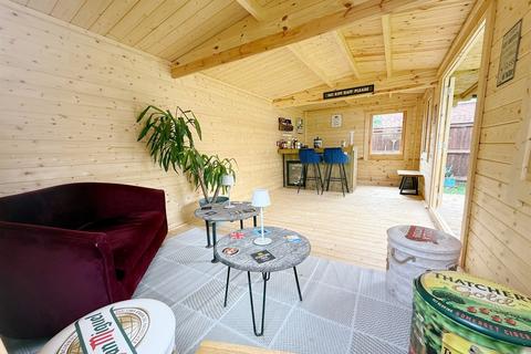3 bed property, in Malmesbury Road, £525,000