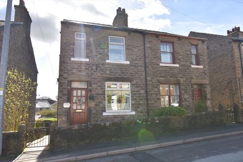 2 bed property, in Macclesfield Road, £220,000