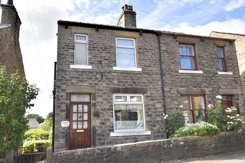 2 bed property, in Macclesfield Road, £220,000