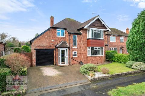 3 bed property, in Manor Close, £825,000