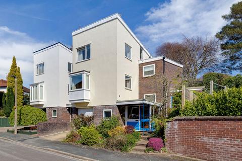 3 bed property, in Walmoor Park, £500,000