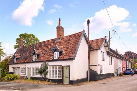 4 bed property, in Market Place, £430,000