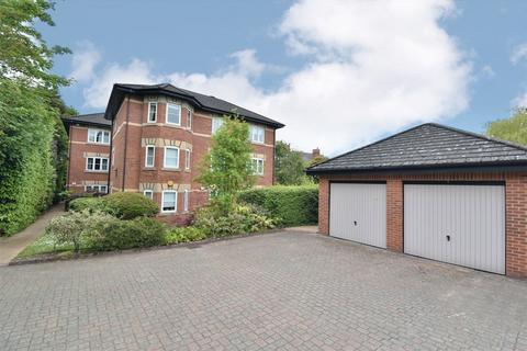 2 bed property, in Horseshoe Lane, £375,000