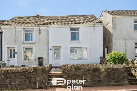 2 bed property, in New Road, £120,000