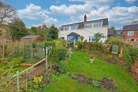 4 bed property, in Ship Street, £525,000
