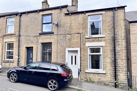 2 bed property, in Queen Street, £180,000