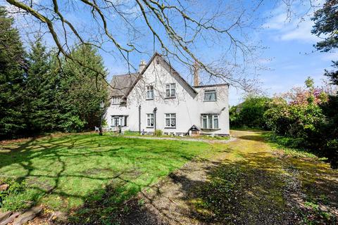 5 bed property, in Raglan Road, £975,000