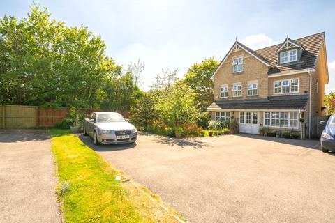 5 bed property, in Mayflower Close, £625,000