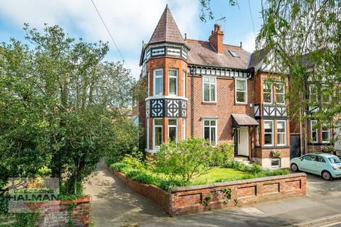 4 bed property, in The Oaks, £825,000