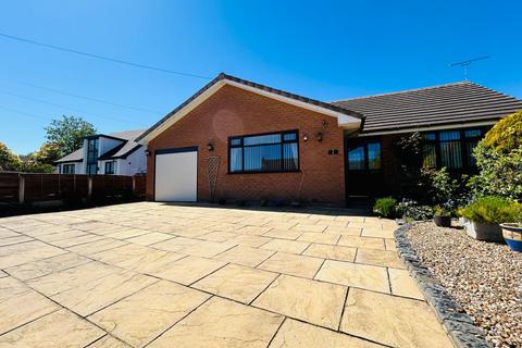 3 bed property, in Willow Close, £725,000