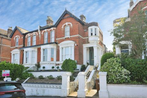 3 bed property, in Linton Road, £260,000