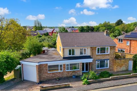 3 bed property, in Dovehouse Close, £550,000
