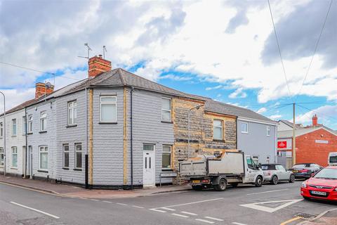 2 bed property, in Barry Road, £130,000