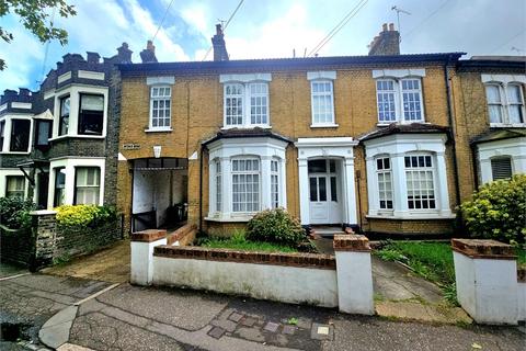 1 bed property, in Avenue Road, £152,500
