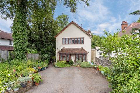 3 bed property, in Chorleywood Road, £850,000