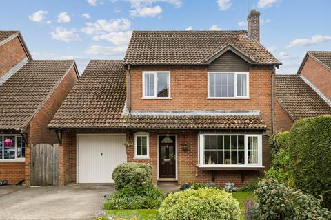 4 bed property, in Vicarage Gardens, £445,000