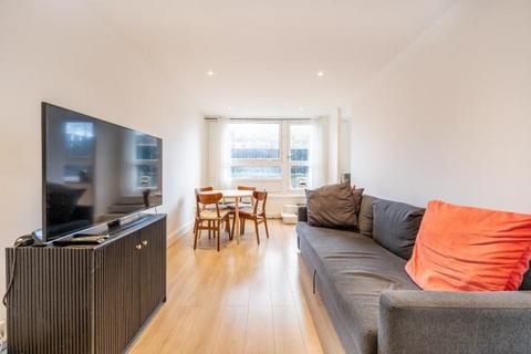 1 bed property, in Chisley Road, £200,000