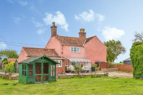 2 bed property, in Cawston Road, £350,000