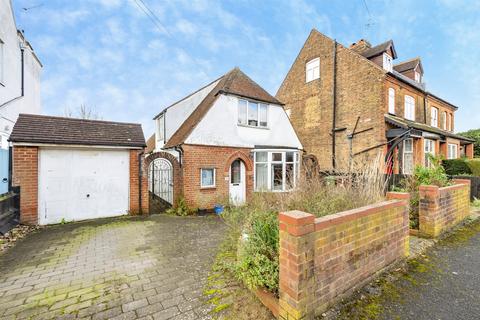 2 bed property, in Beechcroft Road, £475,000