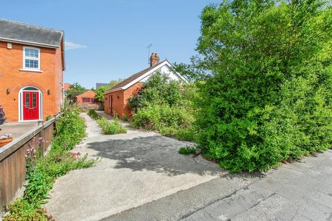 2 bed property, in Eastwood Road, £160,000
