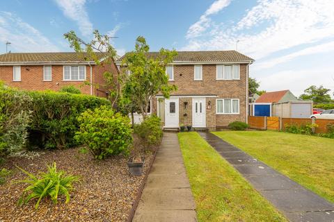 2 bed property, in Catchpole Close, £190,000