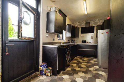 3 bed property, in Farfield Road, £190,000