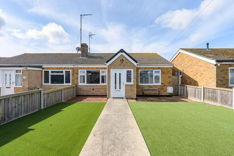 2 bed property, in Lloyds Avenue, £220,000
