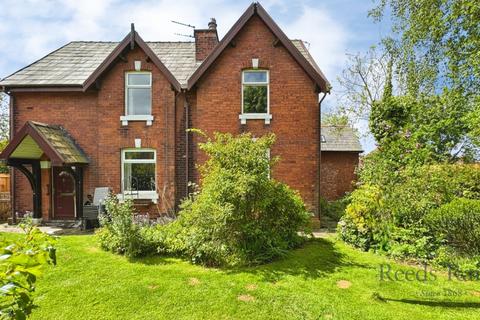 4 bed property, in Mosney Fold, £235,000