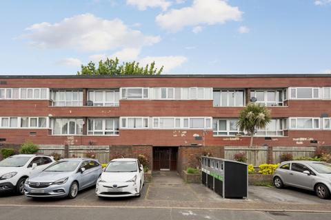 1 bed property, in Stourhead Gardens, £285,000
