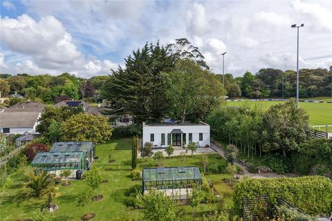 2 bed property, in Garden House, £450,000