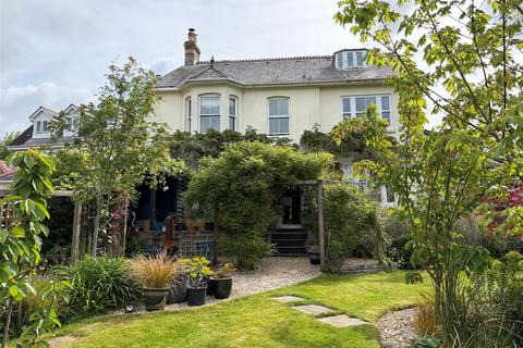 5 bed property, in Cott Road, £695,000