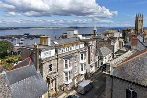 2 bed property, in St. Michaels Court, £375,000