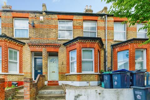 2 bed property, in Queen Mary Road, £400,000