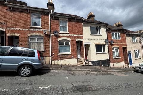 2 bed property, in Gordon Road, £190,000