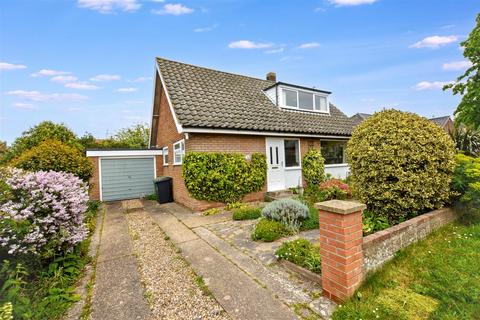 3 bed property, in Knowle Road, £395,000