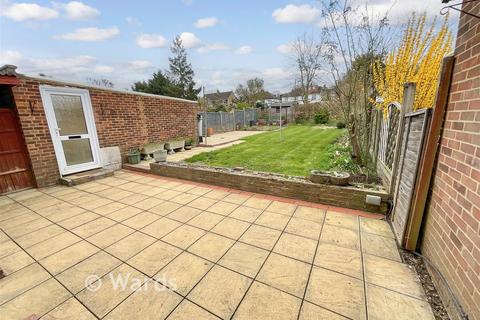 3 bed property, in Orchard Avenue, £405,000