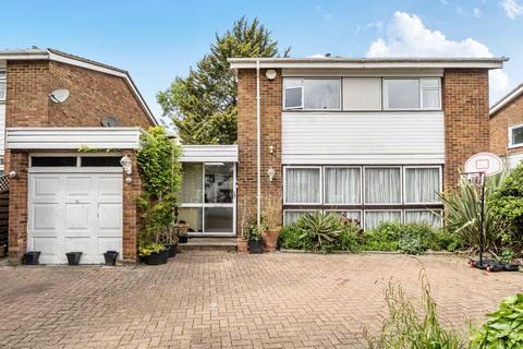 4 bed property, in Mead Way, £760,000