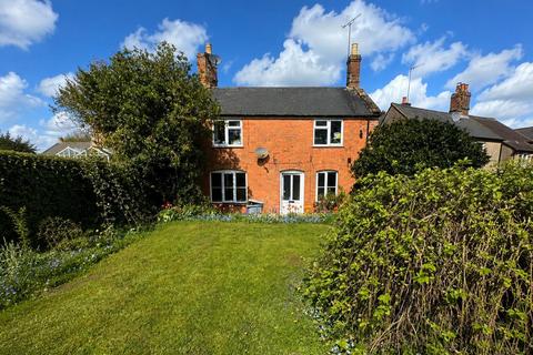 2 bed property, in High Street, £385,000