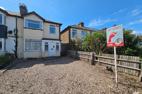 3 bed property, in High Street, £285,000