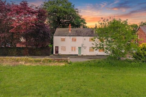 2 bed property, in New Lane, £199,000