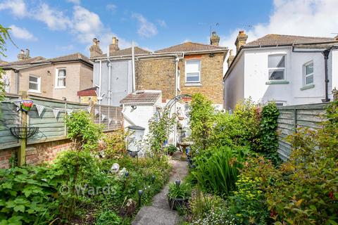 2 bed property, in Beacon Road, £240,000
