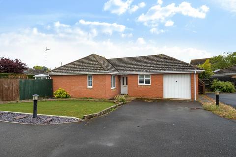 2 bed property, in Meadow Walk, £240,000
