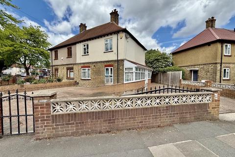 4 bed property, in Carlyle Avenue, £599,950