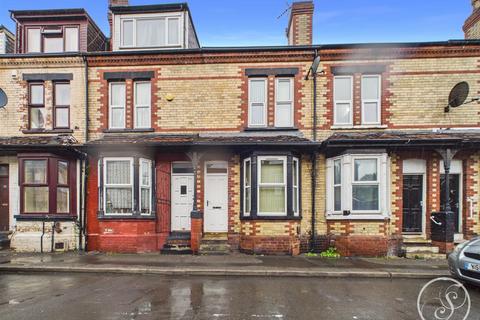 3 bed property, in Stanley Terrace, £150,000