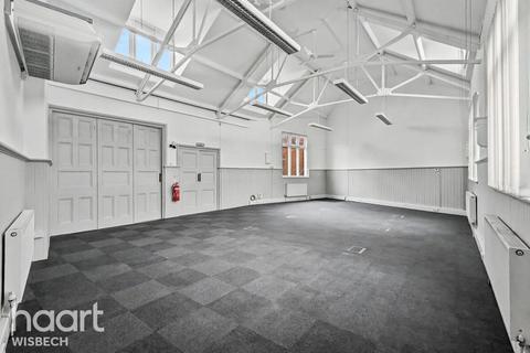 2 bed property, in Castle Mews, £170,000
