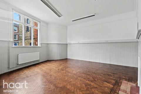 2 bed property, in Castle Mews, £170,000