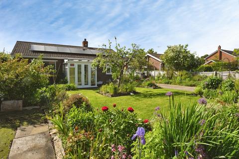 2 bed property, in Chestnut Avenue, £230,000